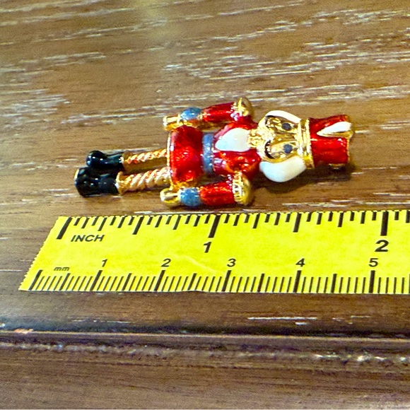 Vintage Avon Gold Plated Red Enamel Articulated Nutcracker Christmas Brooch Pin - Picture 9 of 9